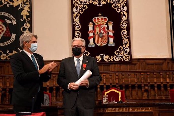 Archivo - La Universidad de Alcalá entrega su Medalla de Oro Honorífica al rector de la Universidad de Buenos Aires, Alberto Barbieri