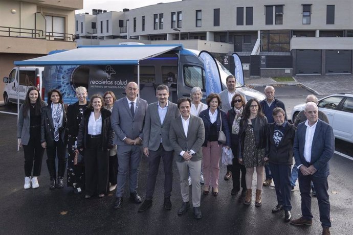 El presidente de la Diputación, Miguel Ángel de Vicente (centro), con los responsables de Recoletas Salud y alcaldes de las zonas que visitará la campaña de salud ocular, ante la unidad móvil optometrista.