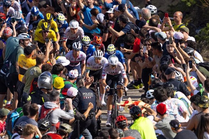 Paso del pelotón de favoritos en la etapa de El Berguedà en la Volta a Catalunya 2024