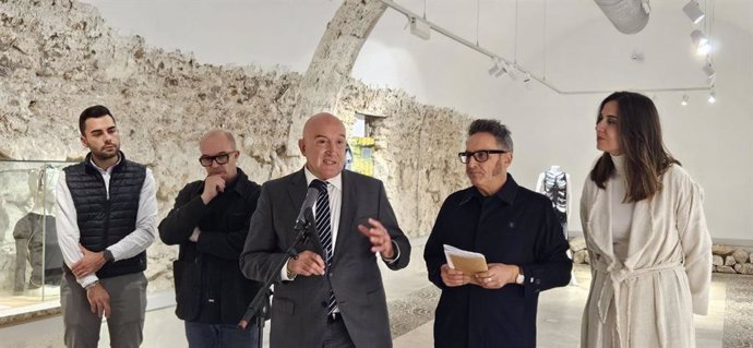 El alcalde de Valladolid, Jesús Julio Carnero; el director de la Seminci, José Luis Cienfuegos; la concejala de Turismo, Eventos y Marca Ciudad, Blanca Jiménez, y el escenógrafo y artista visual Ramón Isidoro, entre otros representantes institucionales