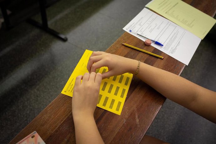 Archivo - Un alumno con la plantilla de exámenes antes de comenzar una de las pruebas de acceso a la universidad del año 2022 en Catalunya