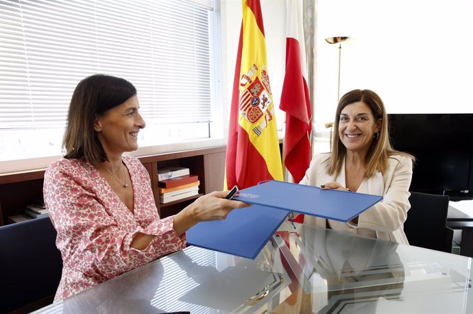 La presidenta de Cantabria, María José Sáenz de Buruaga, y la alcaldesa de Santander, Gema Igual, han firmado el convenio por el que el Ejecutivo autonómico entra, por primera vez, en la financiación del centro de acogida Princesa Letizia