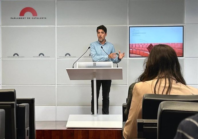 El portavoz de los Comuns en el Parlament, David Cid, en una rueda de prensa