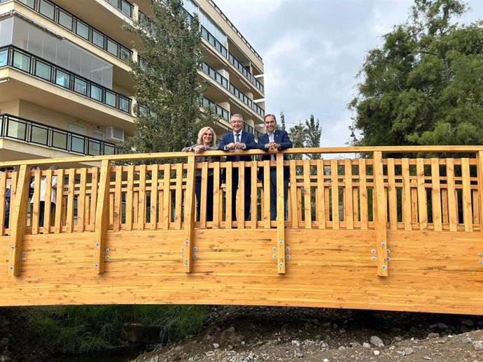 El presidente de la Diputación de Málaga, Francisco Salado, ha inaugurado este martes esta pasarela peatonal sobre el cauce del arroyo El Jardín junto a la alcaldesa de Fuengirola, Ana Mula, y el alcalde de Benalmádena, Juan Antonio Lara.