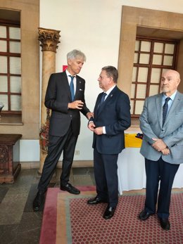 El presidente ejecutivo de la Academia de la Diplomacia, Santiago Velo de Antelo, el alcalde de Oviedo, Alfredo Canteli y el presidente de la Asociación Iberoamericana de la Comunicación (Asicom), Carlos Fernández Collado.