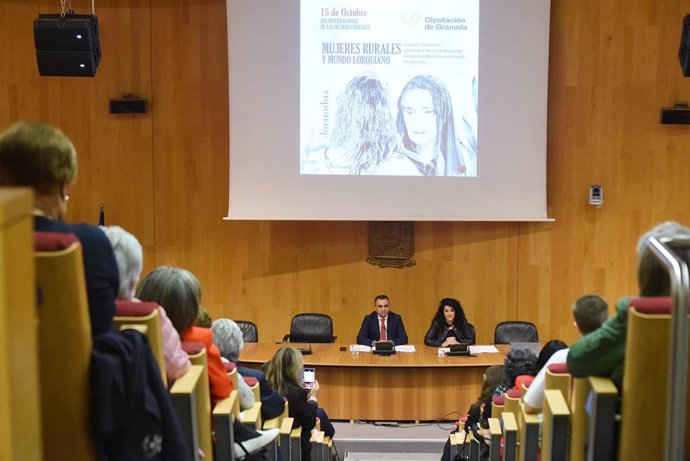 El presidente de la Diputación de Granada, Francis Rodríguez, junto a la diputada de Bienestar Social, Igualdad y Familia, Elena Duque