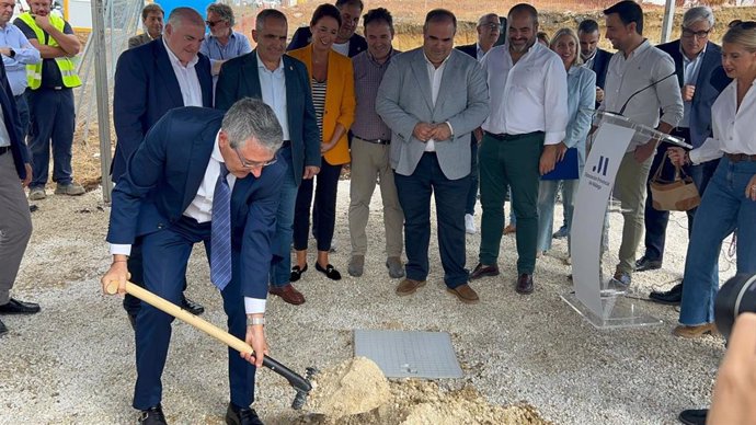 El presidente de la Diputación, Francisco Salado, ha puesto la primera piedra del parque en un acto al que han asistido el alcalde de Pizarra, Félix Lozano, y el de Álora, Francisco Martínez, entre otros regidores y ediles de municipios del entorno.