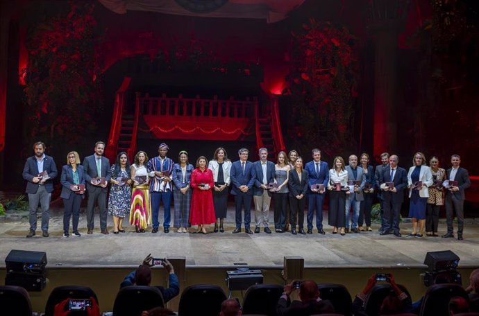 Foto de familia durante el acto de entrega de los premios FITUR 2024, en IFEMA Madrid, a 15 de octubre de 2024, en Madrid (España). 