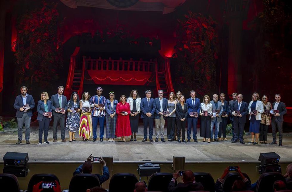 Foto de familia durante el acto de entrega de los premios FITUR 2024, en IFEMA Madrid, a 15 de octubre de 2024, en Madrid (España).