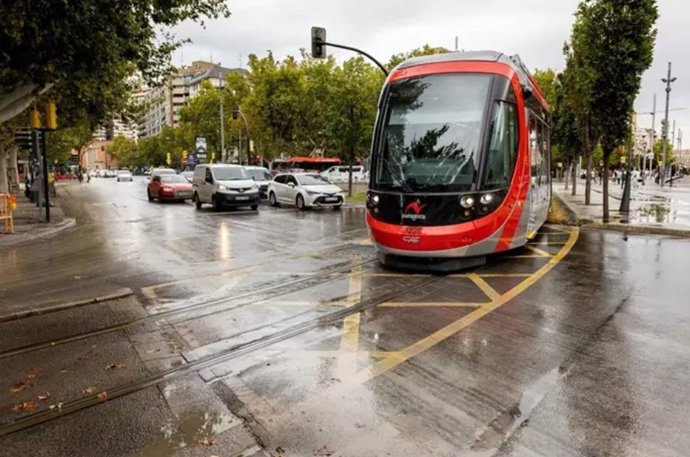 Archivo - El tranvía de Zaragoza en imagen de archivo
