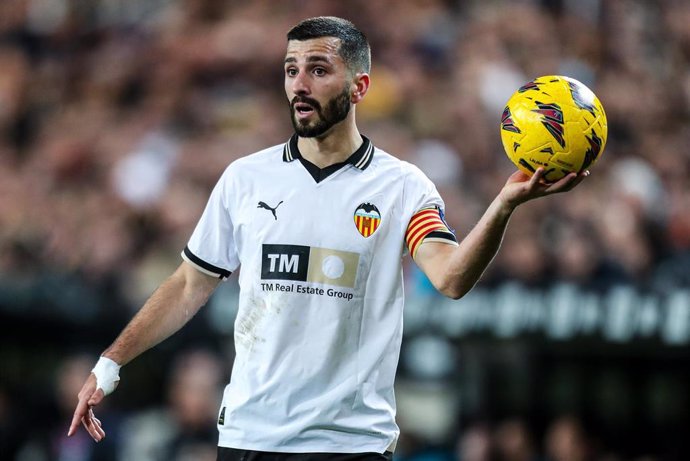 Archivo - El capitán del Valencia CF José Luis Gayà, en un partido de La Liga EA Sports 2024-2025.