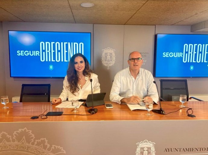 La coportavoz del Ayuntamiento de Alicante, Ana Poquet, y el vicealcalde y concejal de Limpieza, Manuel Villar, en la rueda de prensa posterior a la junta de gobierno local este martes.