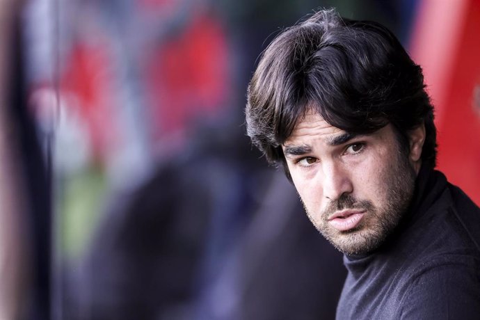 Pere Romeu, head coach of FC Barcelona Femenino looks on during the Spanish Women league, Liga F, football match played between FC Barcelona and RCD Espanyol Femenino at Johan Cruyff Stadium on October 13, 2024 in Sant Joan Despi, Spain.