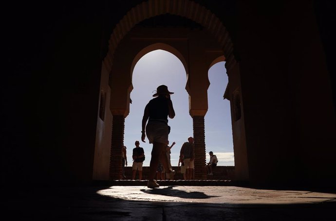 Turista visitando la ciudad. A 27 de septiembre de 2024, en Málaga (Andalucía, España). Como cada año, este 27 de septiembre se celebra el Día Mundial del Turismo, por lo que la entidad internacional ONU Turismo invita a todos los sectores implicados en e