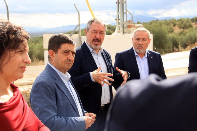 Espadas (PSOE-A) durante su visita a una comunidad de regantes de Villatorres