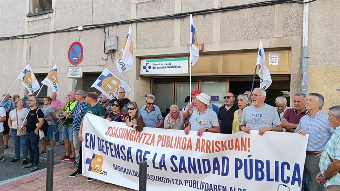 Concentración de la Plataforma en defensa de la Sanidad Pública de Barakaldo ante el centro de salud de San Vicente.