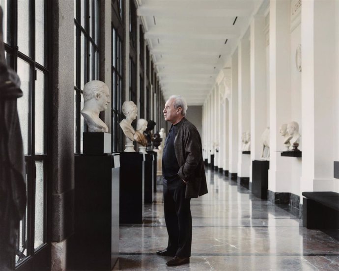 El Escritor Irlandés John Banville En El Museo Del Prado