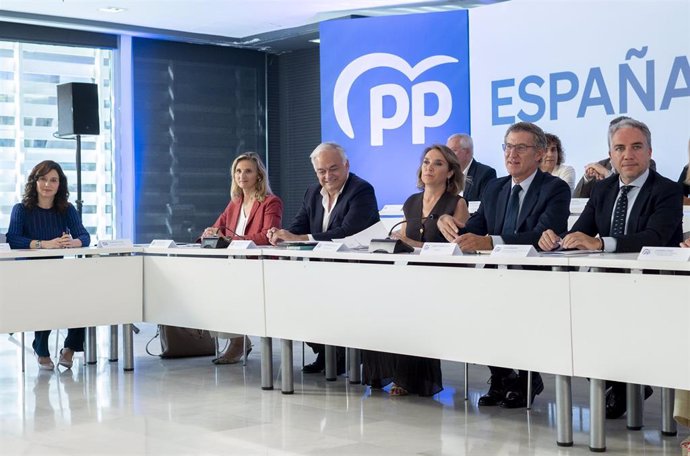 (I-D) La presidenta de la Comunidad de Madrid y presidenta del PP madrileño, Isabel Díaz Ayuso; la vicesecretaria nacional de Desarrollo Sostenible del Partido Popular, Paloma Martín; el vicesecretario de Acción Institucional del PP, Esteban González Pons