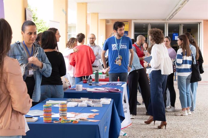 La UPO presenta su programa de voluntariado universitario en el Pasaje de la Iustración de su campus.