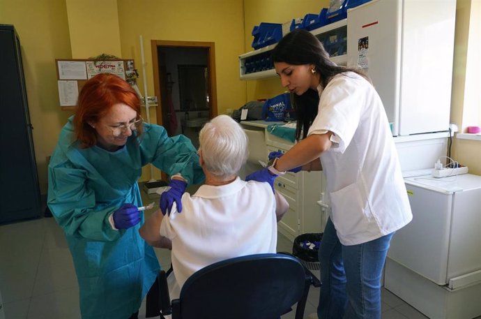 Los mayores reciben la vacuna contra la gripe, a 9 de octubre de 2024, en Málaga, Andalucía (España). 