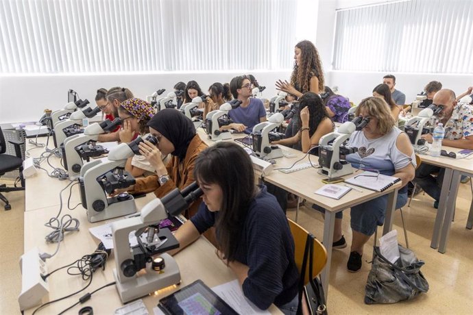 Estudiantes de Enfermería en Cartagena en la nueva sala de microscopios