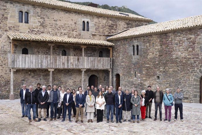 El consejero Chivite y el resto de participantes, ante el Palacio de Arce.