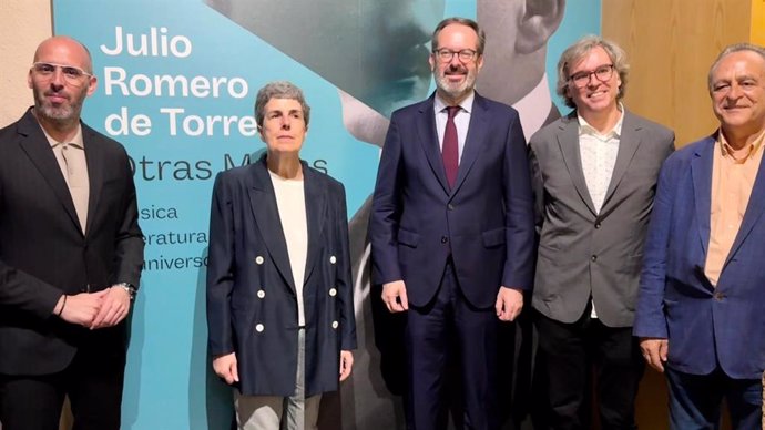 El delegado del Gobierno andaluz en Córdoba, Adolfo Molina (centro), entre otras autoridades, en la inauguración de la muestra 'Otras musas'.