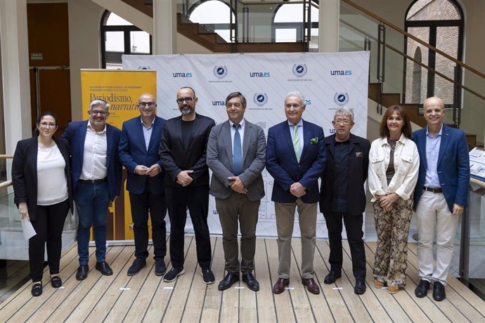 El vicepresidente de Cultura de la Diputación de Málaga, Manuel López Mestanza; el rector de la UMA, Teodomiro López; el presidente de la Fundación Manuel Alcántara, Antonio Pedraza; y los periodistas Guillermo Busutil y Agustín Rivera, junto a Mejide.