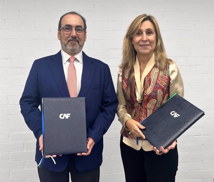  El presidente ejecutivo de CAF, Sergio Díaz-Granados, y la presidenta de CEAPI, Núria Vilanova