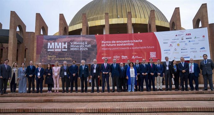 Foto de familia de la inauguración del Salón Internacional de la Minería.