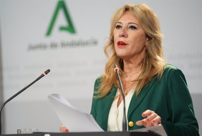 La consejera de Economía, Hacienda y Fondos Europeos y portavoz del Gobierno, Carolina España, durante la rueda de prensa. A 15 de octubre de 2024, en Sevilla (Andalucía, España). El Consejo de Gobierno de la Junta de Andalucía se reúne en el Palacio de S