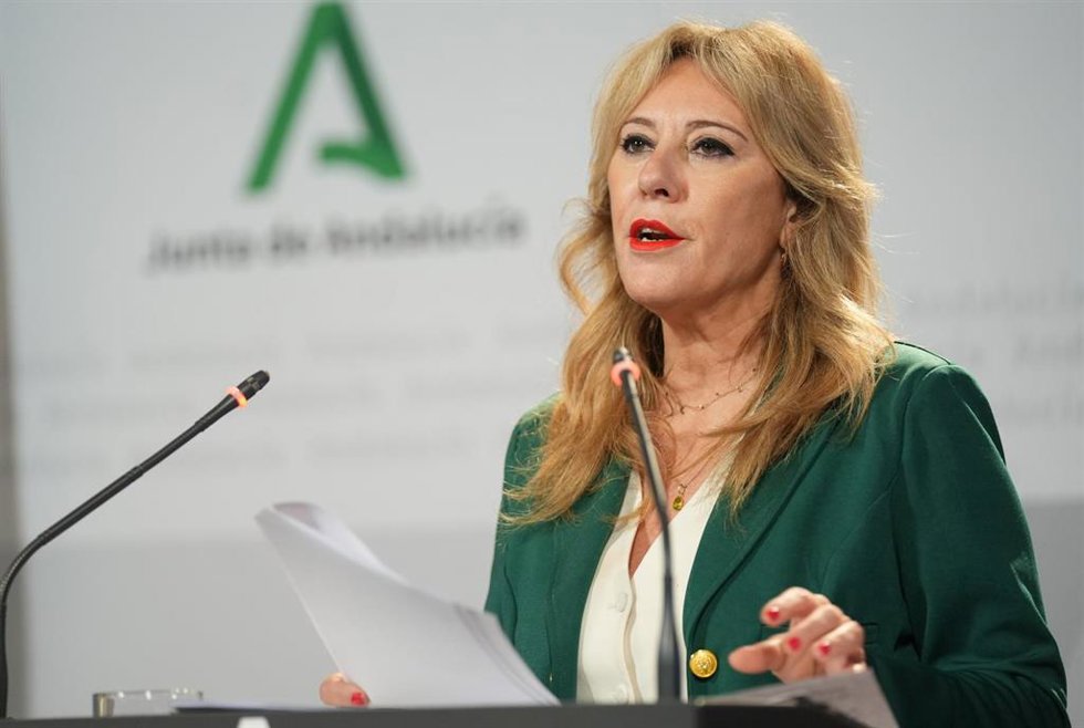 La consejera de Economía, Hacienda y Fondos Europeos y portavoz del Gobierno, Carolina España, durante la rueda de prensa. A 15 de octubre de 2024, en Sevilla (Andalucía, España). El Consejo de Gobierno de la Junta de Andalucía se reúne en el Palacio de
