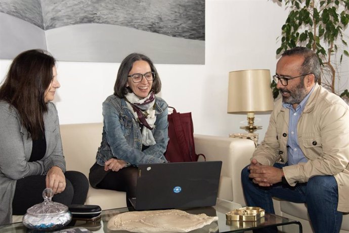 El presidente de la Diputación de Cáceres, Miguel Ángel Morales, con la presidenta de la junta directiva autonómica de Médicos del Mundo Extremadura, Marisa Araujo, y la coordinadora de la entidad, Patricia Jara.