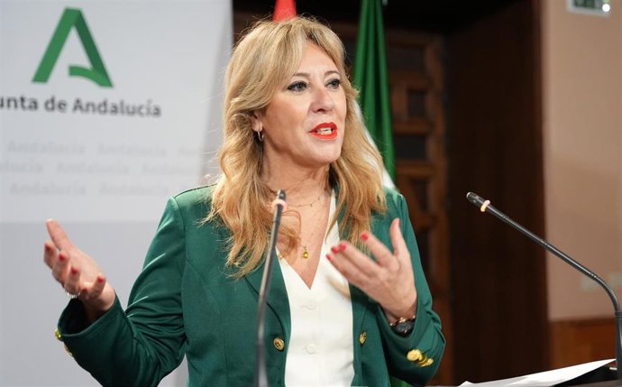 La consejera de Economía, Hacienda y Fondos Europeos y portavoz del Gobierno, Carolina España, durante la rueda de prensa. A 15 de octubre de 2024, en Sevilla (Andalucía, España). El Consejo de Gobierno de la Junta de Andalucía se reúne en el Palacio de S