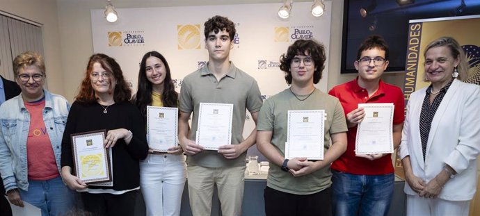 El equipo del IES Virgen de Valme de Dos Hermanas que ha ganado el Premio Humanitas de la UPO para Jóvenes Investigadores