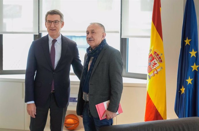 El líder del PP, Alberto Núñez Feijóo, se reúne con el secretario general de UGT, Pepe Alvarez, en la sede del PP para presentarle la Ley de Conciliación del Grupo Popular.