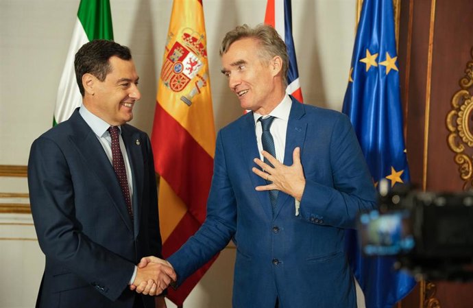 El presidente de la Junta de Andalucía, Juanma Moreno, este martes durante su encuentro con el embajador del Reino Unido en España, Alexander Ellis, celebrado en el Palacio de San Telmo.