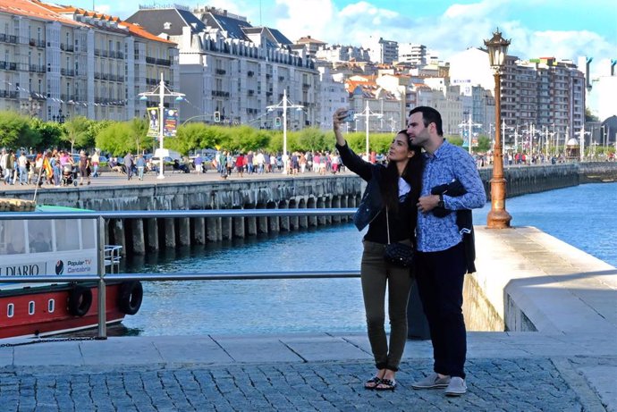 Archivo - Turistas en Santander.- Archivo