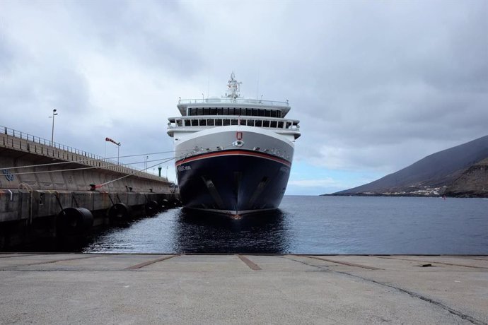 Crucero en el puerto de La Estaca (El Hierro)