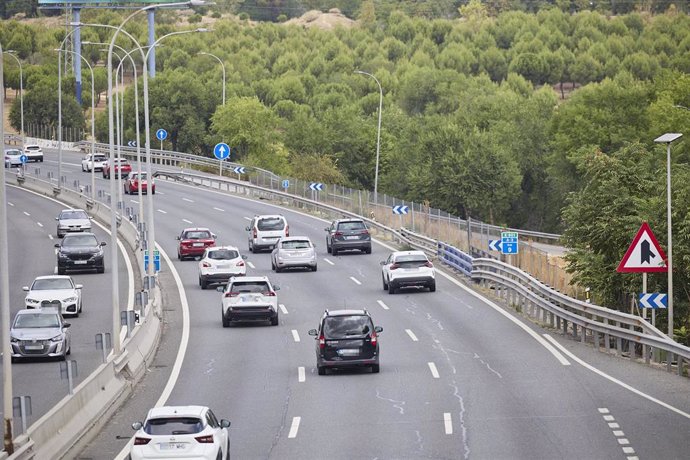 Archivo - Vehículos en la autovía A-3, a 30 de agosto de 2024, en Madrid (España). La Dirección General de Tráfico (DGT) prevé 4.760.000 movimientos de largo recorrido con motivo de la operación retorno del verano que se pone en marcha desde las 15.00 hor