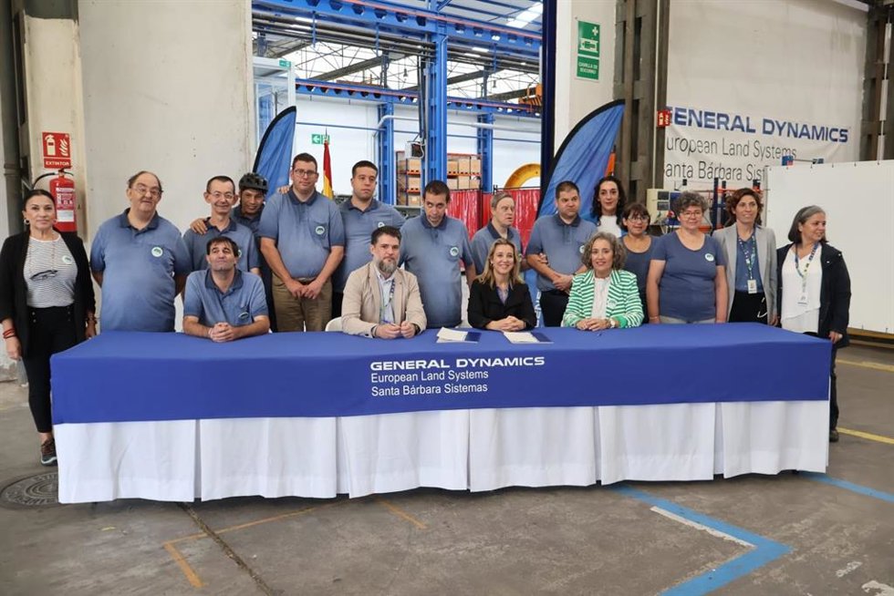 La alcaldesa de Alcalá de Guadaíra, Ana Isabel Jiménez, ha destacado la implicación social de la factoría SBS GDELS-Santa Bárbara Sistemas (GDELS-SBS) con el empleo de las personas con discapacidad.