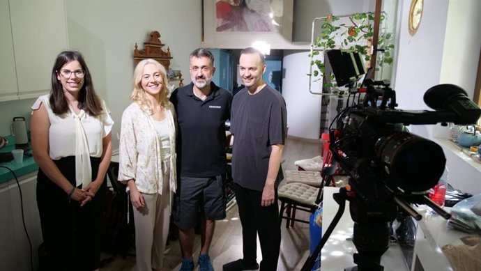 La diputada del Área de Cultura y Cine en Almería, Almudena Morales, junto a integrantes de la película 'La zona vacía'.