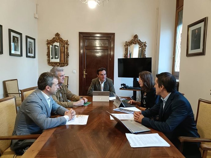 El alcalde reunido con los portavoces de PP, PSOE, JM+ y Vox