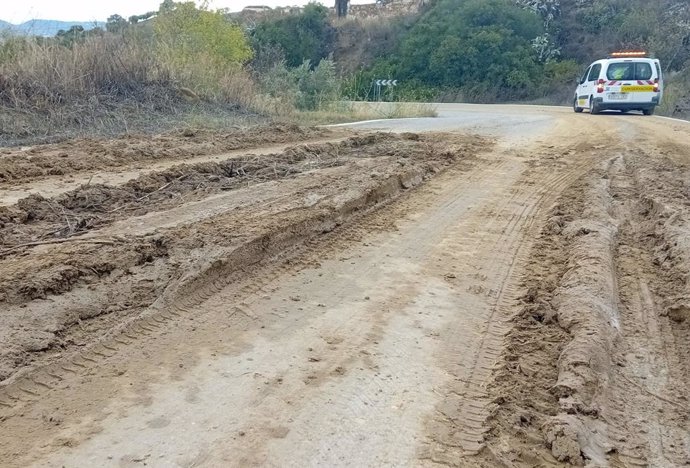 Tramo de la CA-8110 en Villamartín dañado a consecuencia de las inundaciones provocadas por las fuertes lluvias.