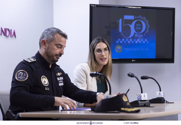 La regidora delegada de Protecció, Seguretat Ciutadana i Convivència de l'Ajuntament de Gandia, Lydia Morant, i el comissari principal i cap de la Policia Local de Gandia, José Martínez Espasa.