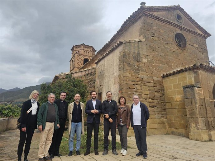 El presidente de la DPH, Isaac Claver, visita la culminación de las obras de rehabilitación de la torre de la iglesia de Nueno (Huesca).