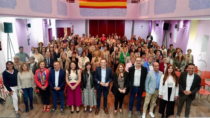 Conrado Íscar, posa junto a las participantes en el Día de la Mujer Rural.