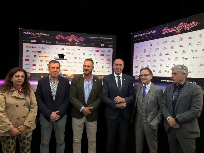 Representantes institucionales posan junto al director del Festival Vive la Magia este lunes durante la presentación de la programación del evento.