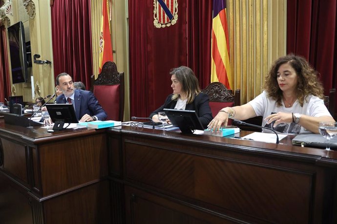 El presidente del Parlament Balear, Gabriel Le Senne (3d) y las vicepresidenta segunda y secretaria segunda de la Mesa, Mercedes Garrido (2d) y Pilar Costa (1d), durante la sesión plenaria del Parlament.