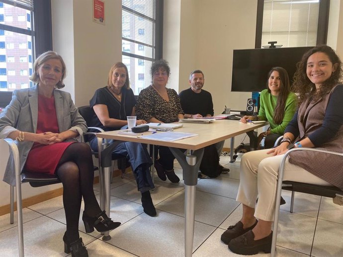 Reunión de la concejala de Servicios Sociales en el Ayuntamiento de Gijón, Ángeles Fernández -Ahúja, y la directora de la Fundación Municipal de Servicios Sociales (FMSS), Covadonga Landín, con la asociación Identidad para ellos y ellas (IPE).